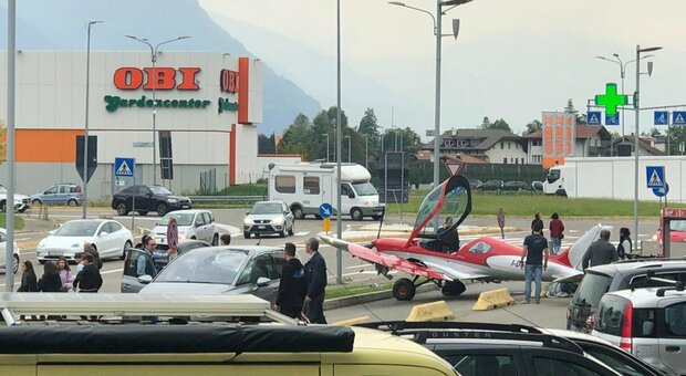 Bolzano, ultraleggero atterra in un parcheggio di un supermercato: cinque feriti