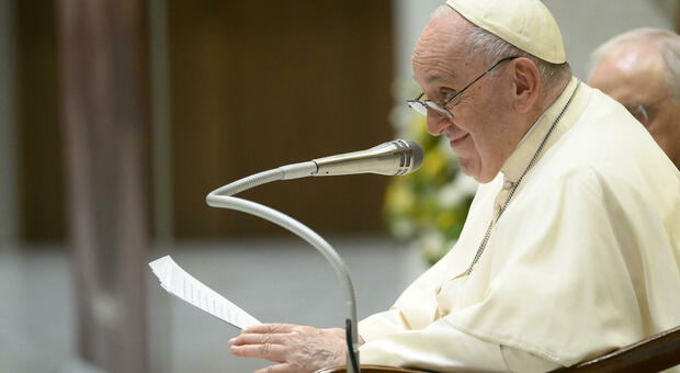 Papa Francesco dice che ci sono troppi sprechi alimentari: «Il pianeta brucia e occorre cambiare subito gli stili di vita»