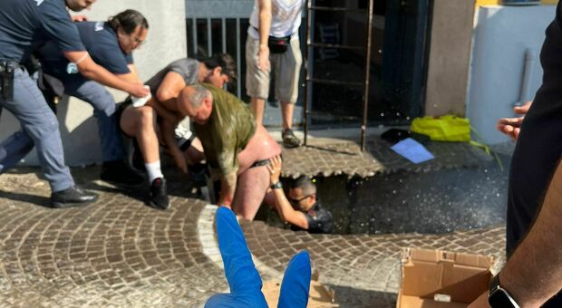 Napoli groviera, voragine a Posillipo: feriti due residenti e un soccorritore