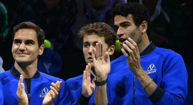 Federer, il commovente saluto di Matteo Berrettini al Re del tennis: «Sei la ragione per cui gioco»