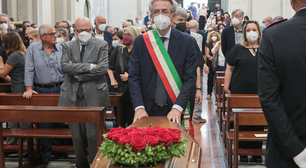 Napoli, ai funerali di Mia Filippone il dolore della città. Manfredi: «Non ci lascia soli»