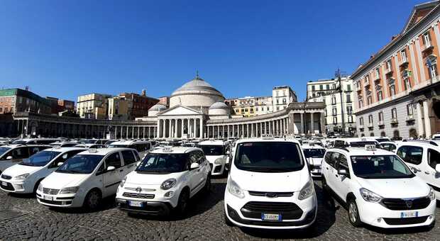 Napoli, continua lo sciopero dei tassisti: piazza Plebiscito occupata da 500 taxi