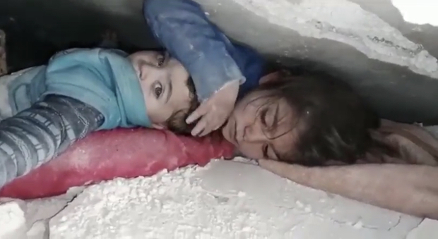 due bambini sotto le macerie a Idlib, in Siria, tratti in salvo ieri