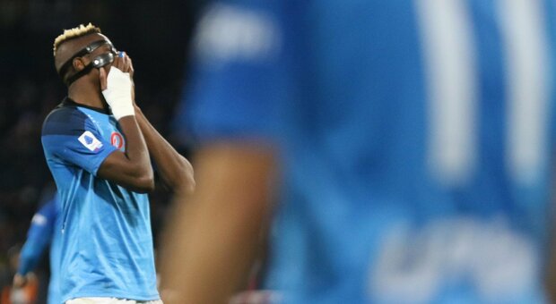 Osimhen infortunato, ecco perché l'attaccante è stato costretto a giocare con la mano fasciata in Napoli-Roma