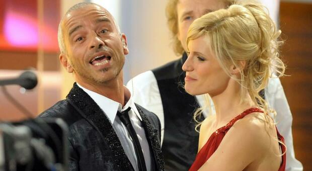 Michelle Hunziker ed Eros Ramazzotti si baciano su Canale 5: «Ma siamo solo amici»