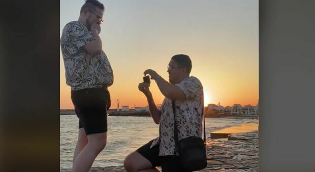 Proposta di matrimonio da sogno nello stesso momento: il video su TikTok commuove il web