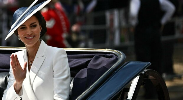 Kate Middleton alla parata per la Regina incanta i sudditi: in bianco e con i gioielli di Diana
