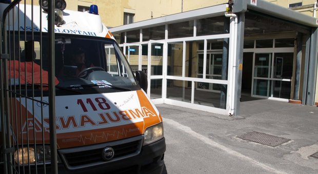 Donna morta in ospedale a Ischia, sequestrate salma e cartella clinica