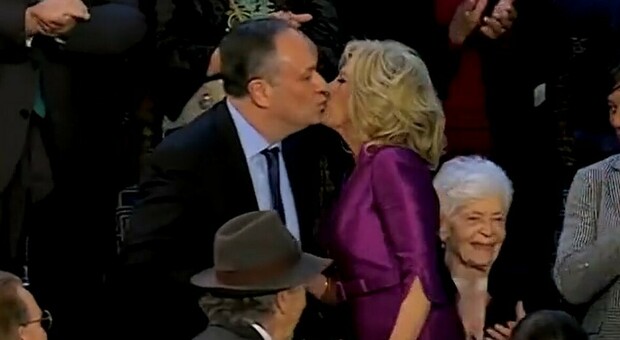 Jill Biden bacia sulle labbra Doug Emhoff, marito della vicepresidente Kamala Harris. Polemiche sui social: «È normale?»