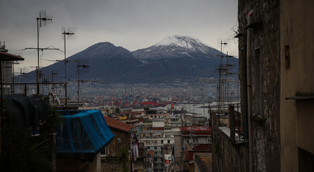 La cima del Vesuvio imbiancata dalla neve