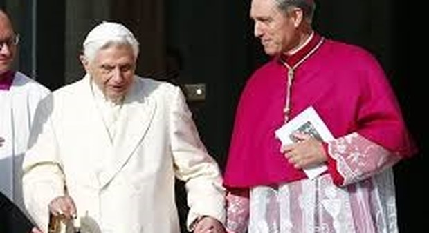 Ratzinger rompe di nuovo la clausura per difendersi dalle critiche sul '68 e gli abusi nella Chiesa