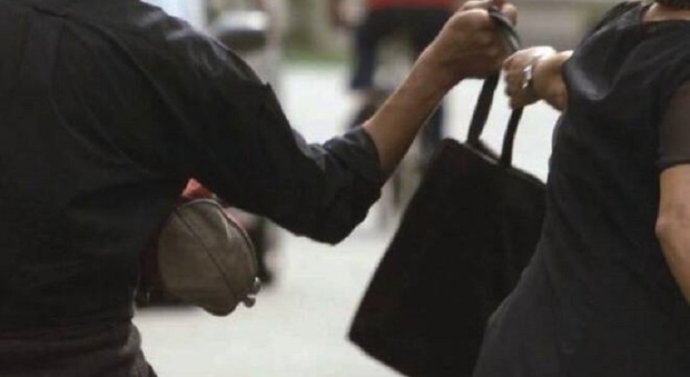 Napoli, strappano la borsa a una turista straniera seduta al tavolino di un locale: due 18enni arrestati