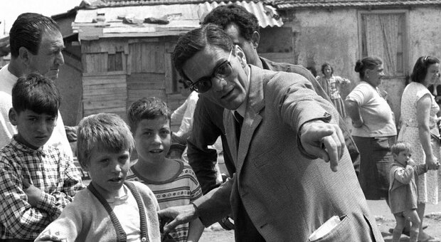 Pier Paolo Pasolini in una foto in bianco e nero insieme ad alcuni bambini