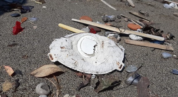Legambiente, rapporto choc: in Campania 812 rifiuti ogni 100 metri di spiaggia