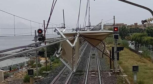 Lettino finisce sui binari del treno in Liguria per le raffiche di vento, circolazione sospesa
