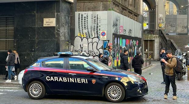 Napoli, esplode bomba carta in pieno centro davanti alle Poste Centrali: nessun ferito