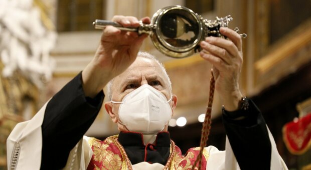 Napoli, San Gennaro, niente miracolo: il sangue non si è sciolto. Monsignor Papa: «Si sciolga il cuore dell'uomo»