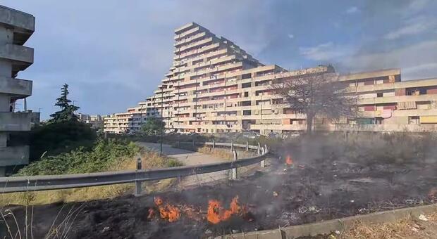 Napoli, nuovo incendio davanti alle Vele di Scampia: «Si faccia luce sulle cause»