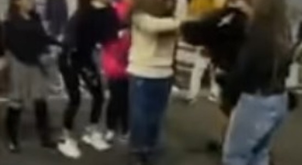 Napoli, baby gang al femminile picchia una ragazzina nel centro commerciale