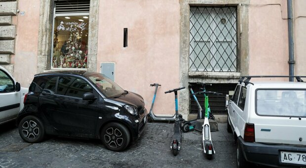 Biciclette e monopattini parcheggiati abusivamente