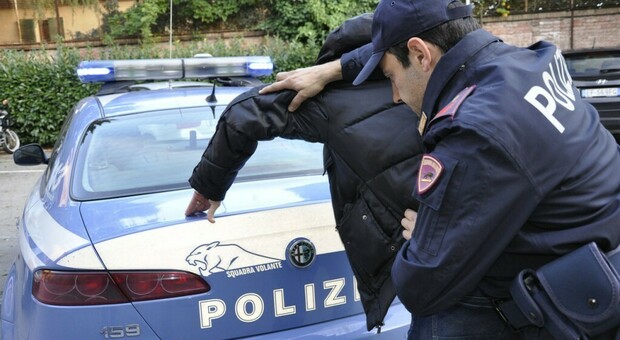 Un arresto della polizia a Napoli
