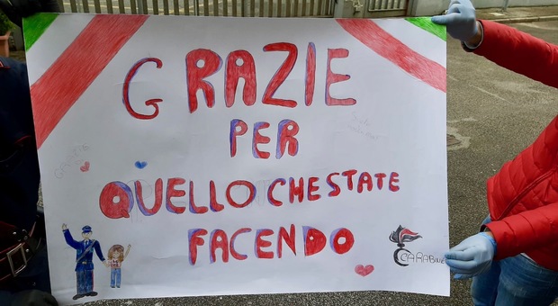 Coronavirus a Napoli, il messaggio della bimba ai carabinieri: «Grazie per quello che state facendo»