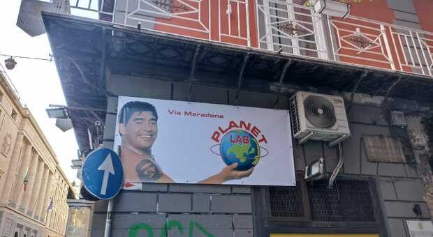 Napoli, ai Quartieri Spagnoli via de Deo «diventa» via Maradona