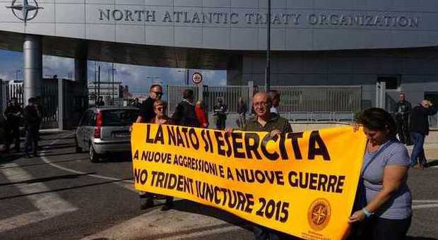 Lago Patria, manifestazione contro l'esercitazione Nato nel Golfo di Napoli