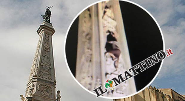 Napoli, si arrampica sull'obelisco e muore: disposta l'autopsia