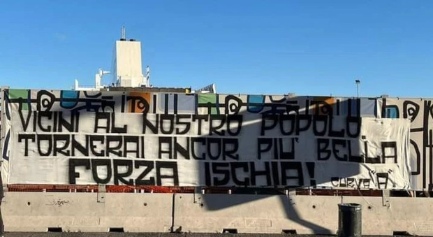 Ischia, gli ultrà del Napoli al molo Beverello: «Forza Ischia»