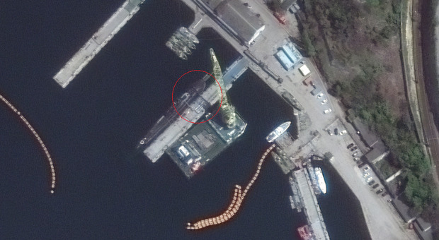 Missili Kalibr caricati sul sottomarino russo nel porto di Sebastopoli: l'immagine satellitare mostra l'arma di Putin