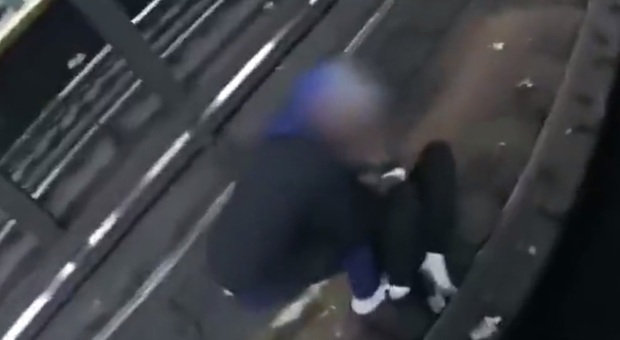 Uomo cade sui binari della metro: due poliziotti ed un passante lo salvano dall'arrivo del treno
