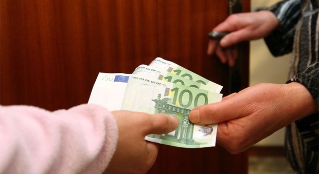 Fisciano, coppia truffata da sconosciuto: 6.000 euro per ritirare il pacco del figlio