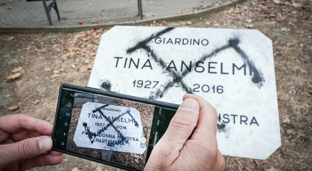 Torino, svastica sulla lapide dedicata a Tina Anselmi