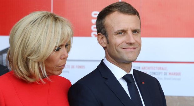Macron e Brigitte, tra i due c'è burrasca: «Scenate da far tremare le mura dell'Eliseo»