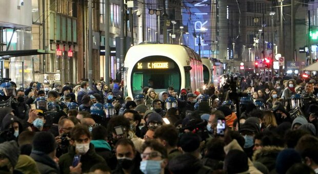 No Green pass a Milano, corteo bloccato dalla polizia: negozi chiusi e traffico in tilt