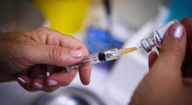 Vaccinazioni sospese per il Covid: nei Paesi poveri tornano colera, morbillo e polio
