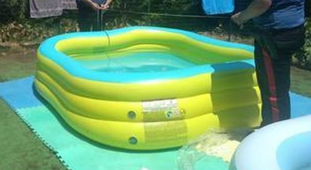 Bimbo di 21 mesi muore annegato nella piscina di casa a Bra, in Piemonte
