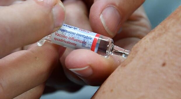 Vaccini, all'Italia un milione di dosi Pfizer in più. OK a Moderna per ragazzi