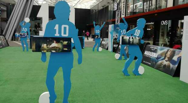Immagine dall'installazione nella Galleria Commerciale in Piazza Garibaldi (NA), per la promozione della serie su Maradona, in uscita questa settimana su Amazon Prime