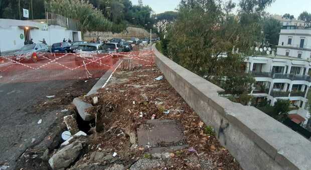 Napoli, crolla un pezzo di strada a Posillipo: via Tito Lucrezio Caro chiusa al traffico