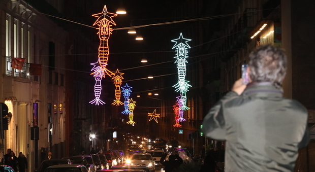 Trieste Natale.Natale Napoli Si Illumina Arriva L Albero Da 25mila Euro In Piazza Trieste E Trento Il Mattino It