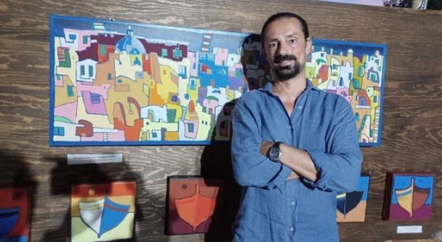 L artista Nico Granito accanto alle sue opere