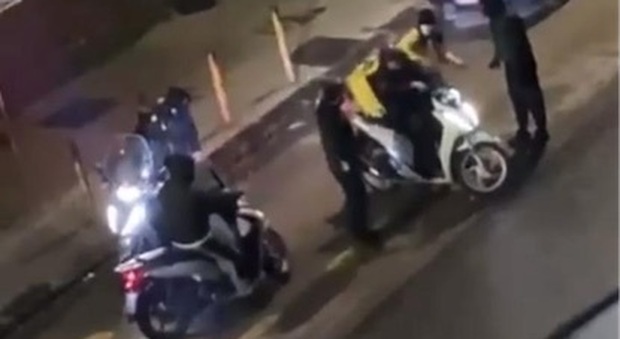 Napoli, rider picchiato e rapinato dello scooter da sei delinquenti: il raid filmato dai residenti della zona