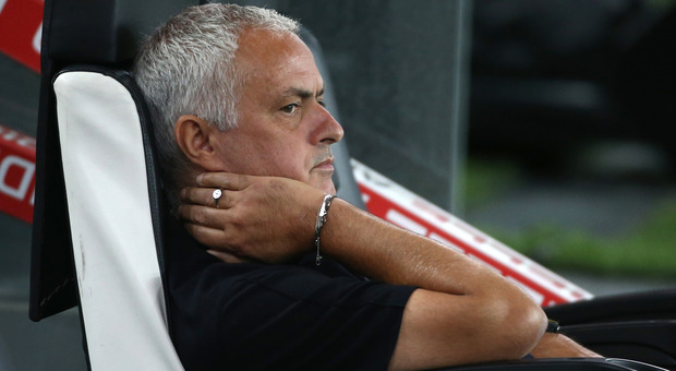 Roma, Mourinho torna alla carica: «Voglio un difensore». Ma Pinto (per ora) chiude il mercato. Da Denayer a Maksimović, i nomi