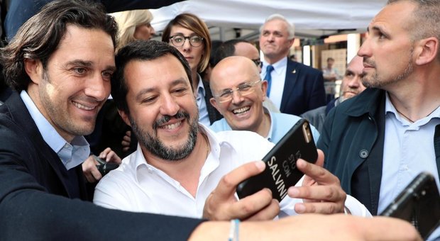 Luca Toni con Salvini al comizio di Modena: selfie e stretta di mano tra il campione e il vicepremier
