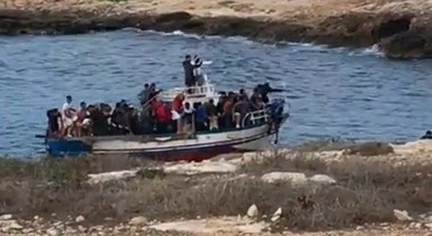 Migranti, nuovo sbarco a Lampedusa: decine di maghrebini a bordo di una barca in legno