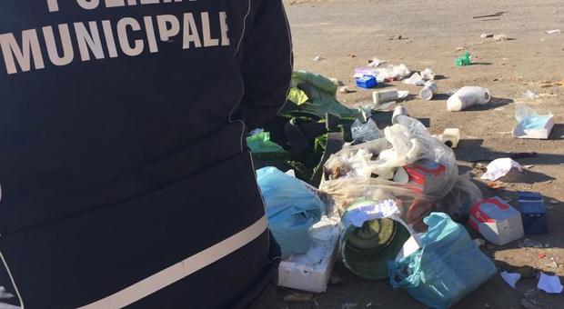 Giugliano, meccanico di Qualiano scarica rifiuti davanti alla chiesa: trovato