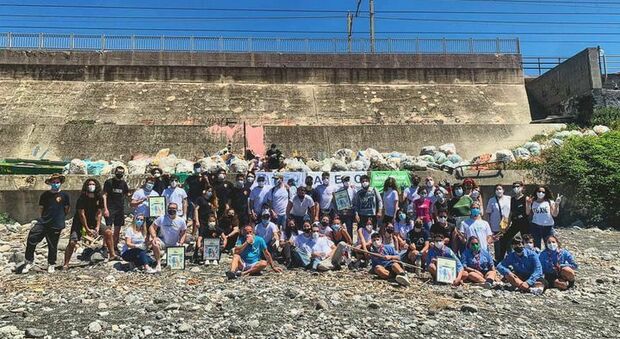 Torre del Greco, ottanta volontari ripuliscono la spiaggia del Cavaliere