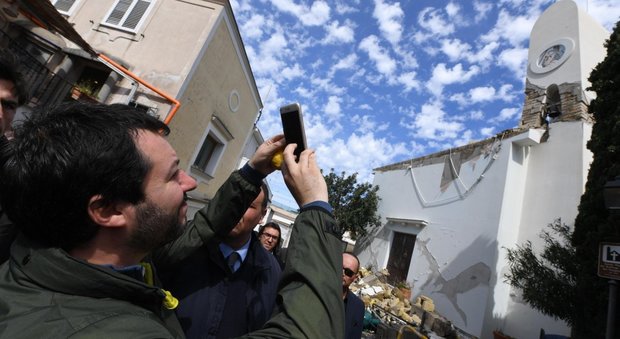 Salvini nella zona rossa di Casamicciola: «Qui qualcuno non ha agito»